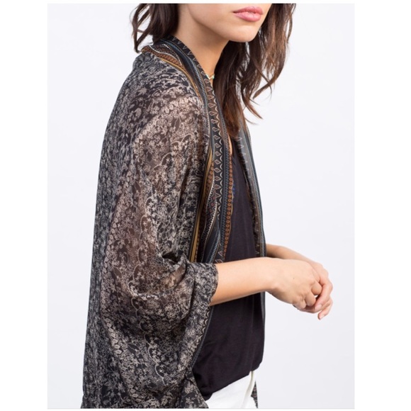 The Cocoon Printed Kimono - Picture 4 of 5